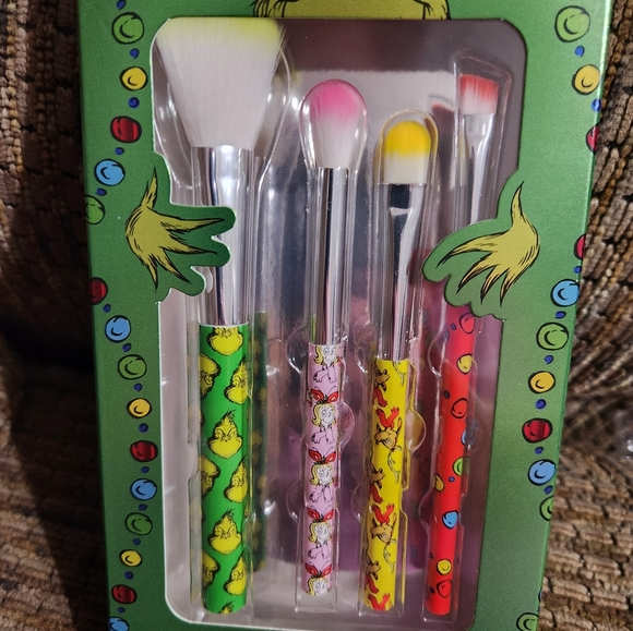 The Grinch Makeup Brush Set 4pc Cosmetic Brushes Centric Beauty LLC - Picture 2 of 10